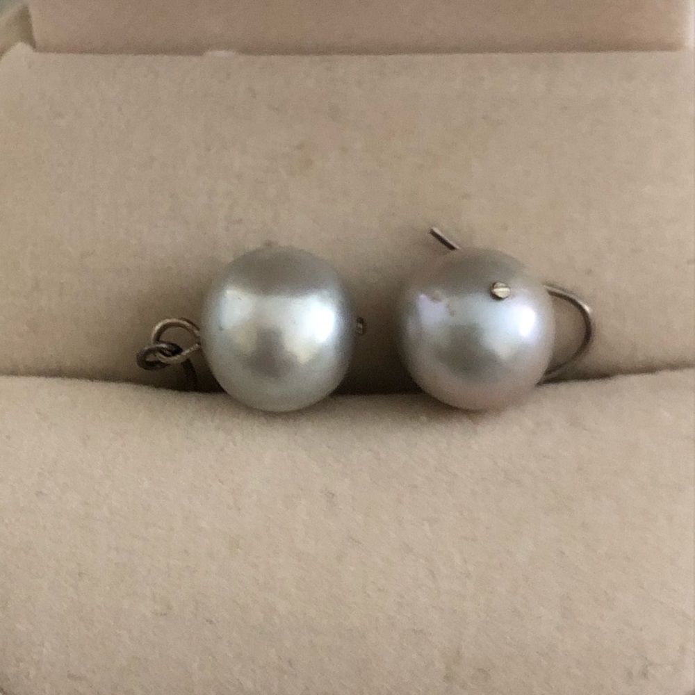 NWOT Real Pearl Dangle Earrings in Grey (Large)